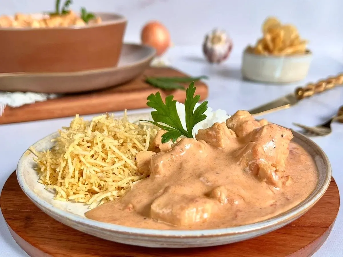 Strogonoff com arroz e batata palha