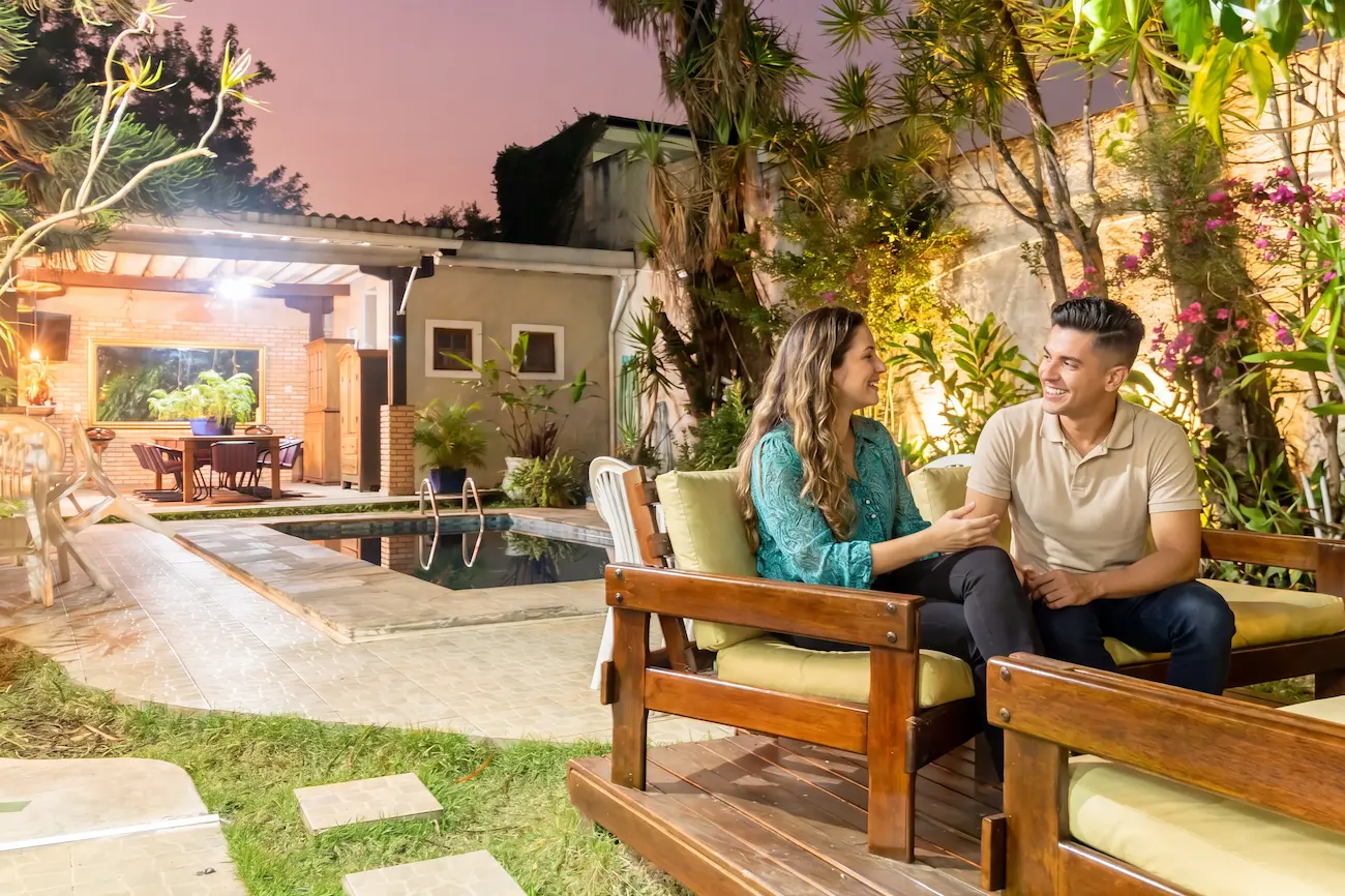 Convidados aproveitando o jardim da CasaAir