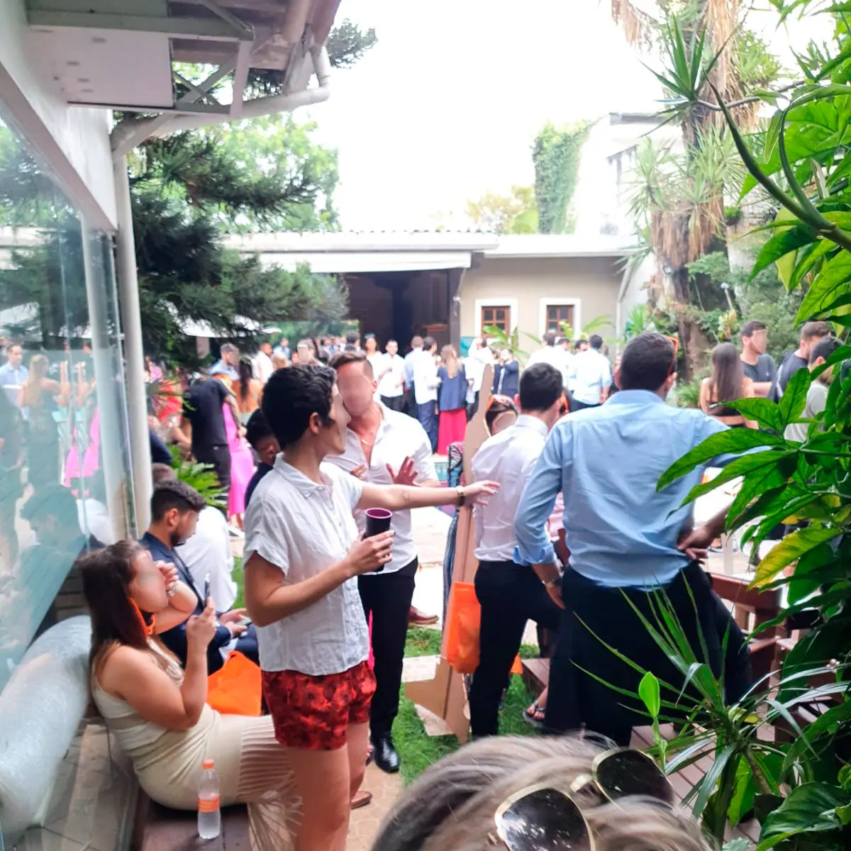 Confraternização na área externa