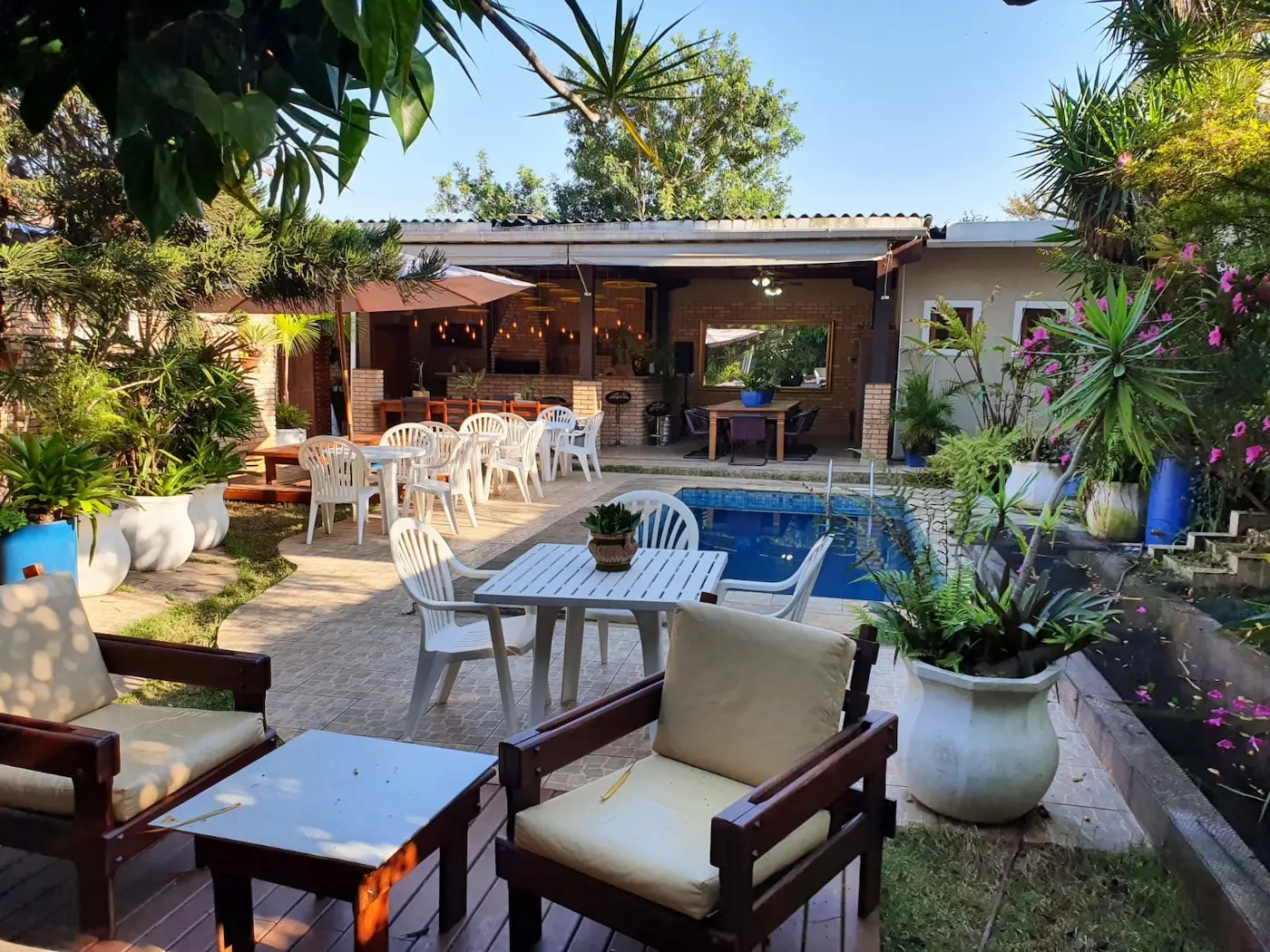 Visão ampla da piscina e área gourmet